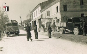 Anni '60 - Deposito aziendale - autocarri per trasporto cemento e forniture inerti per cantieri