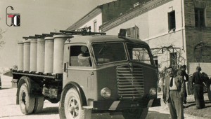 Anni '60 - Deposito aziendale - autocarri per trasporto cemento e forniture inerti per cantieri