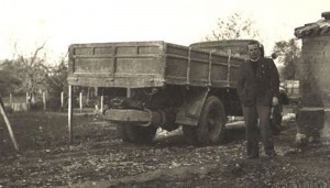 Anni '60 - Deposito aziendale - autocarri per trasporto cemento e forniture inerti per cantieri