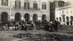 Anni '50 - rifacimento pavimentazione Piazza della Libertà - Tolentino